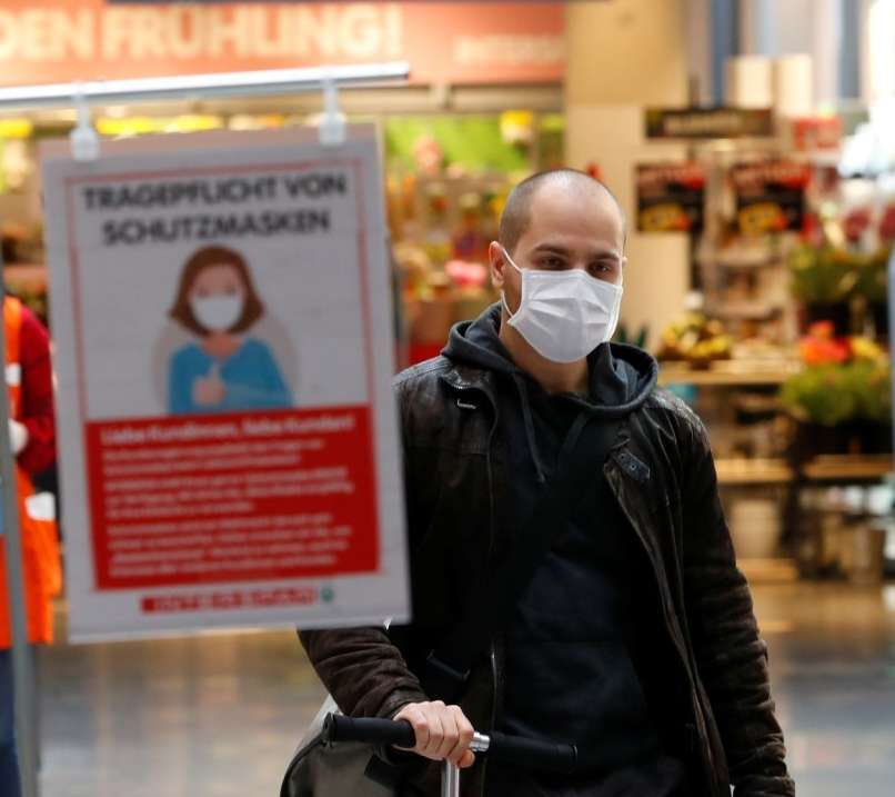 Read more about the article Ameriški strokovnjaki: “Nošenje mask zunaj zdravstvenih ustanov predstavlja le majhno zaščito, če sploh”