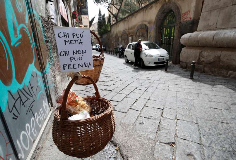 Read more about the article FOTO: Neapeljčani za ljudi z roba z balkonov spuščajo košare s hrano