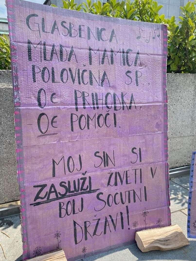 Read more about the article Je Janševa vlada namenoma pozabila na samozaposlene starše ?