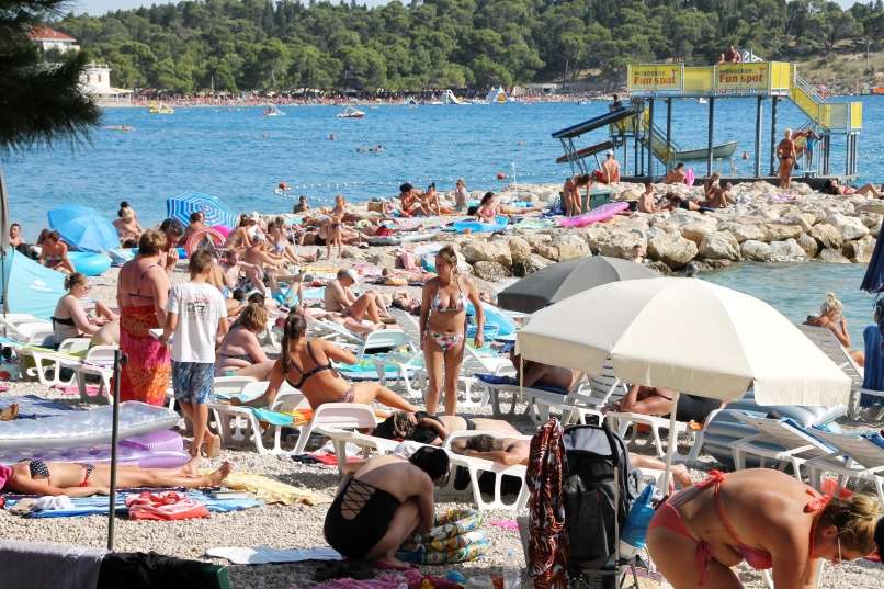 Read more about the article Hrvaški minister o datumu, kdaj bodo Slovenci na plažah. Ne bo več “brisače na brisači”
