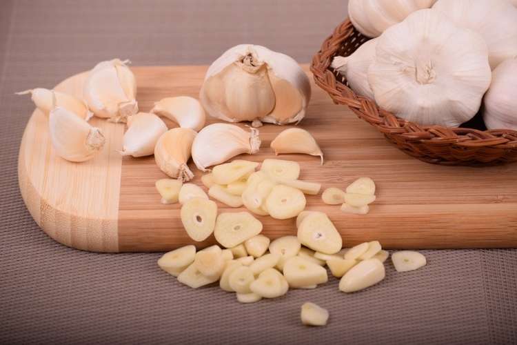 Read more about the article S pomočjo česna do najlepšega balkonskega cvetja