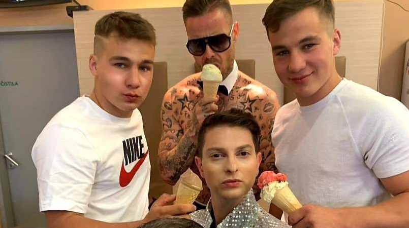 Read more about the article Slavček jih tokrat liže v kabrioletu