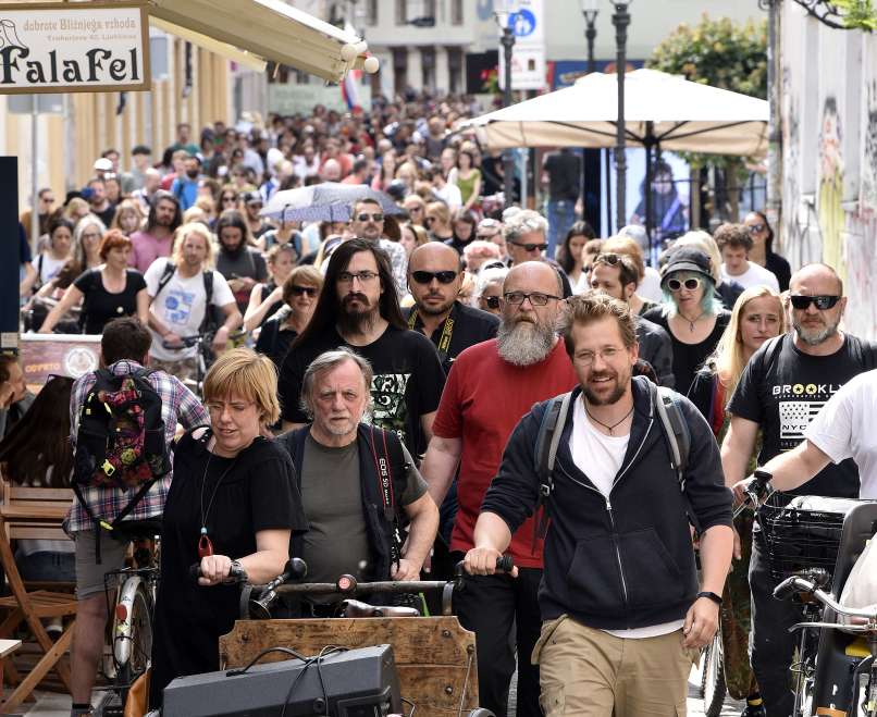 Read more about the article FOTO: Kulturniki na današnjem protestu odvrgli rekvizite, nekateri tudi oblačila