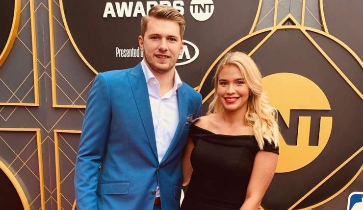 Read more about the article Luka Dončić mora nazaj v ZDA, Anamaria pa …