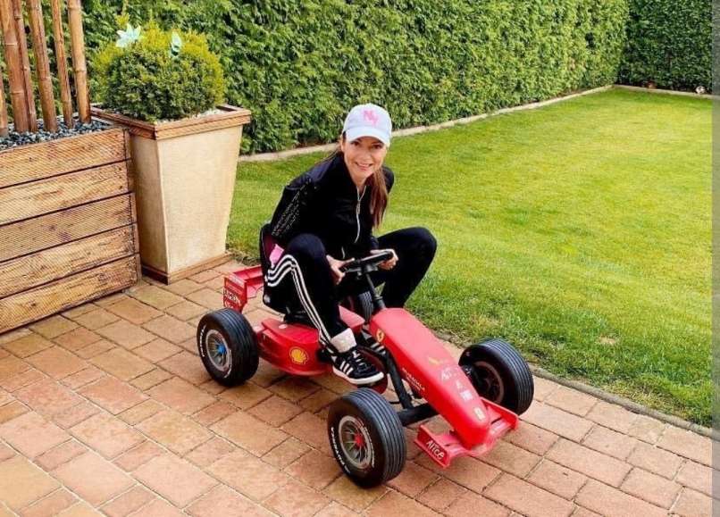 Read more about the article Natalija Verboten presrečna: Po 20 letih končno imam rdeč ferrari