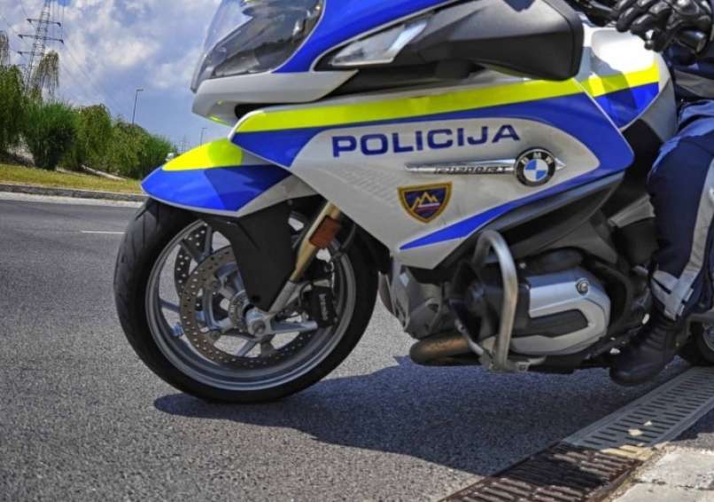 Read more about the article Policist na motorju lovil divjaka, ta je zanalašč trčil vanj, a po tleh je padel sam
