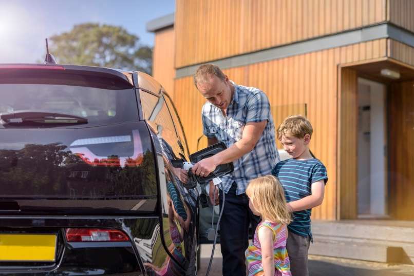 Read more about the article Znižanje DDV, 6000 evrov za nakup električnega avta, 300 evrov za vsakega otroka