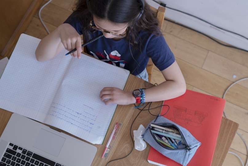 Read more about the article 70 odstotkov učiteljev ocenilo, da je bil pouk na daljavo slabši kot v razredu