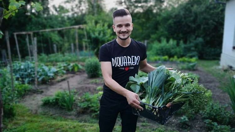 Read more about the article Barovec Sandi žanje, kar je sejal
