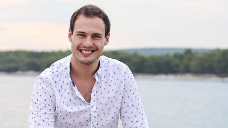 Read more about the article Dejan Vunjak uredil okolico apartmajev