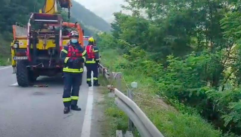 Read more about the article Avto zgrmel v reko, oče in sin preživela, 11-letnici ni uspelo priplavati na površje