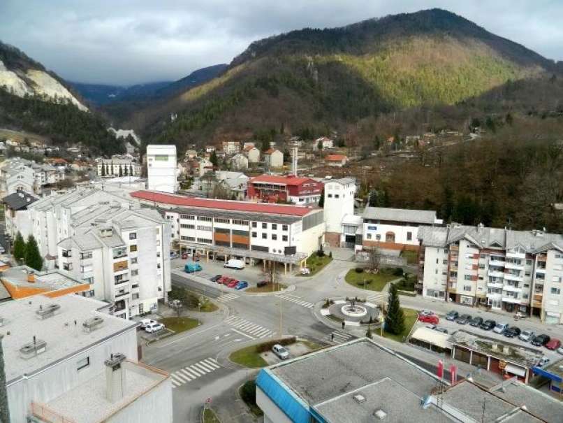 Read more about the article Hrastnik se vse bolj zapira, okuženih že 35 oseb