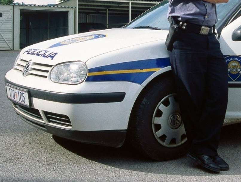 Read more about the article Hrvaška policija aretirala 21-letnega Slovenca s kalašnikovko …