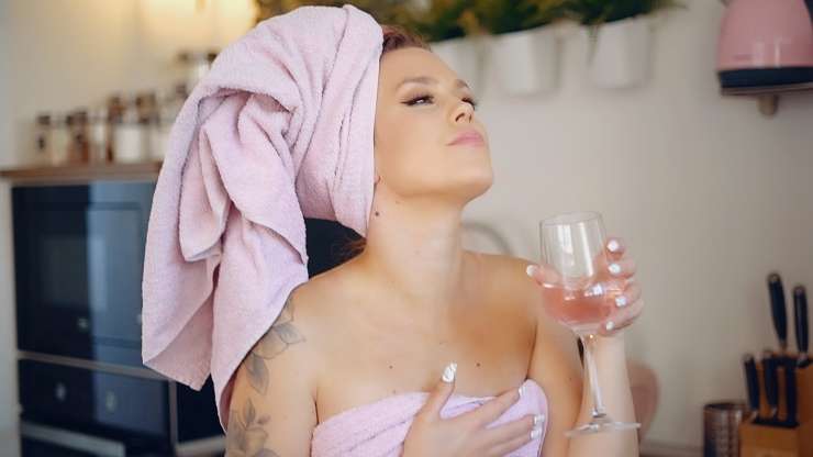 Read more about the article Nika Zorjan postala seksi blondinka, oboževalci navdušeni