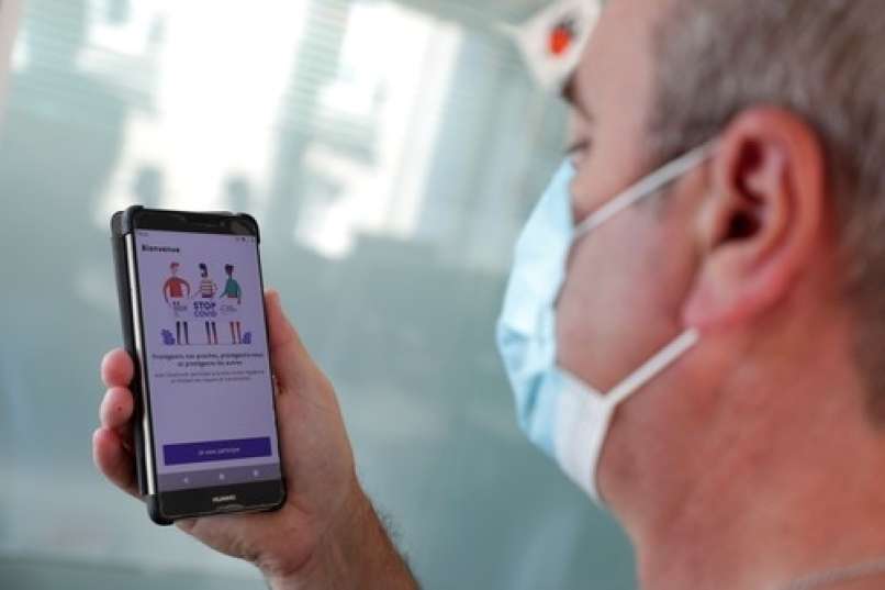 Read more about the article Objavljeno javno naročilo za mobilno aplikacijo o stikih z okuženimi z novim koronavirusom