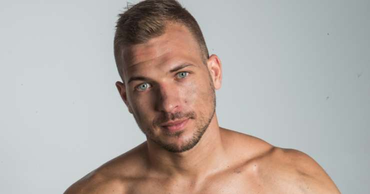 Read more about the article Sanjski moški Mijo Matić navdušuje z razgaljenimi fotografijami