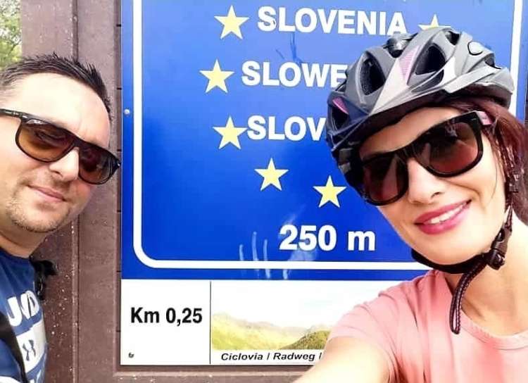Read more about the article Slovenska voditeljica čez mejo kar s kolesom