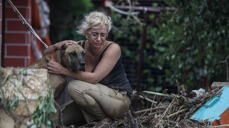 Read more about the article Poplave v Grčiji: Ljudje so se zatekli na strehe, v morje odplavilo več avtomobilov, umrlo najmanj pet oseb, tudi dojenček