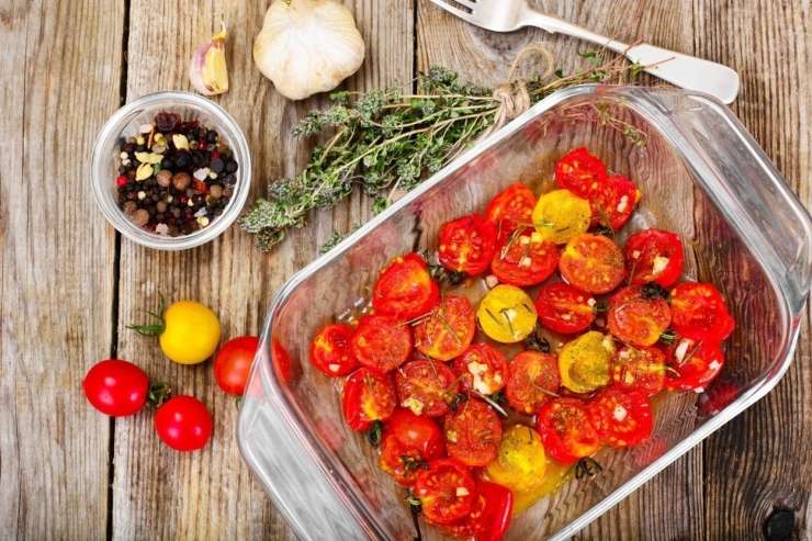 Read more about the article RECEPT: Počasi pečen češnjev paradižnik