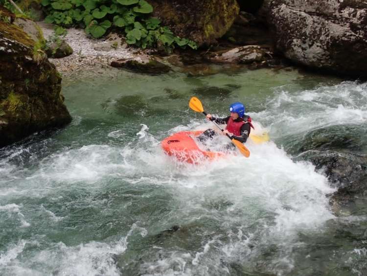 Read more about the article Robert Kranjec z družino na adrenalinski spust po Savinji