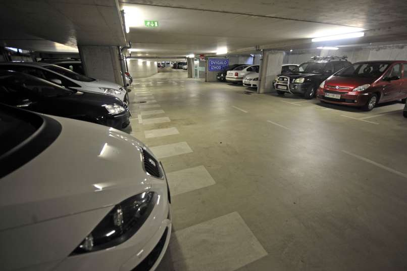 Read more about the article Te parkirne hiše bodo zaradi neurij odprte vso noč