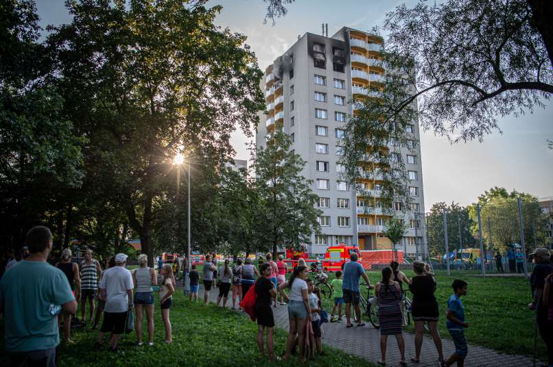 Read more about the article Zdenek K. je zakuril vrata stanovanja in jim preprečil pobeg, v peklu so umrli njegovi sin, snaha, vnuk in še osem nedolžnih žrtev