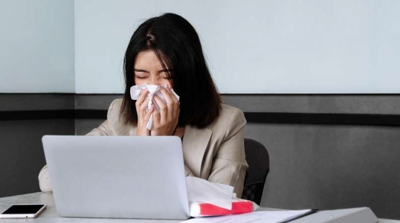 Read more about the article Nikar bolni v službo, sicer si gospodarsko ne bomo opomogli