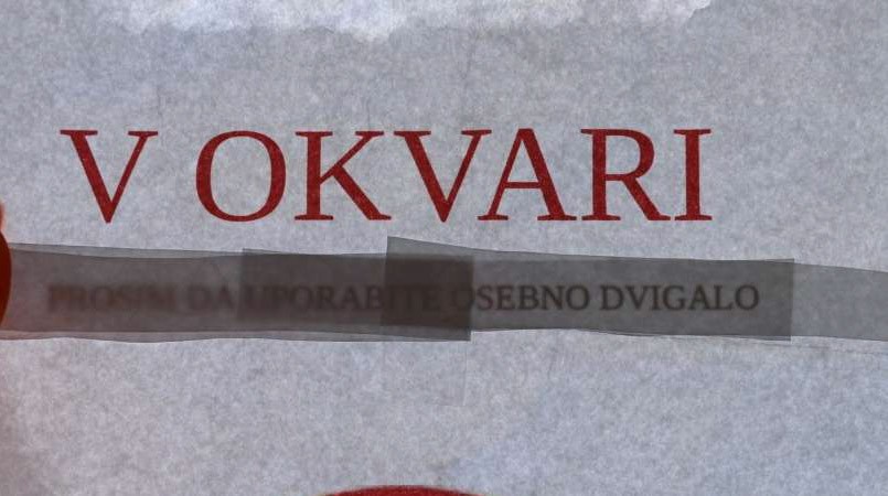 Read more about the article Na bankomat namestila obvestilo “V okvari,” nato oropala banko