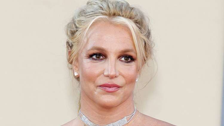 Read more about the article Britney se je javila v živo, fant ji je iz rok iztrgal telefon