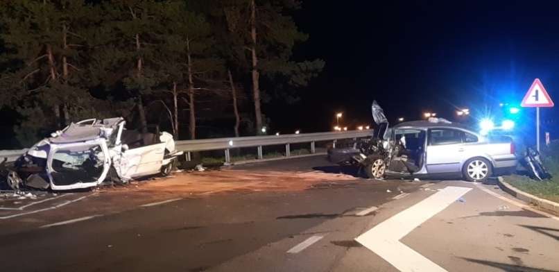 Read more about the article V čelnem trčenju v Pivki utrpela poškodbe glave, več zlomov in drugih ran