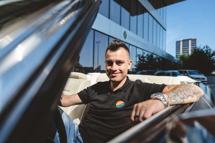 Read more about the article Kdo je Omarju Naberju ukradel Jaguarja ?