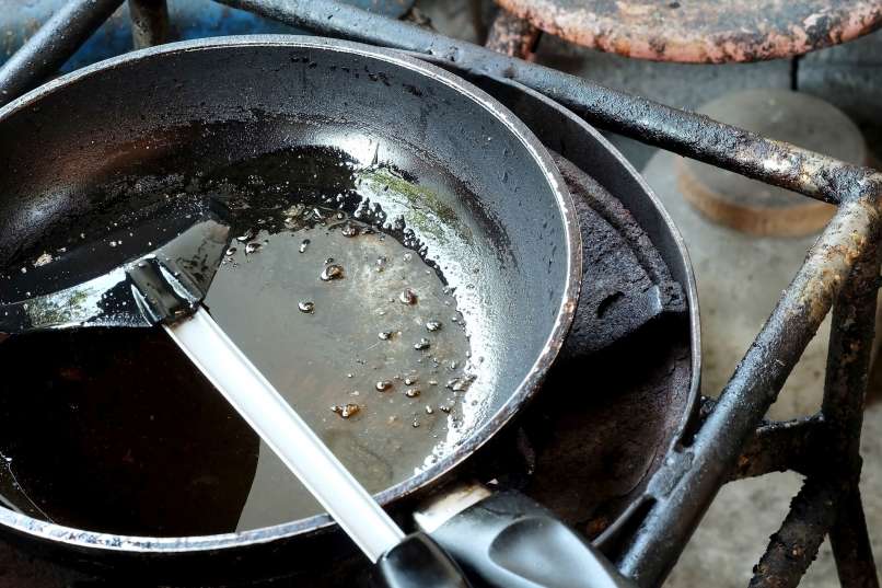 Read more about the article Sol bo očistila madeže vina, umazanijo na loncih in celo likalnik