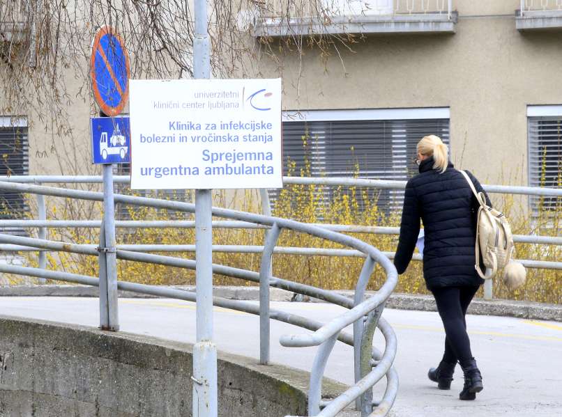 Read more about the article V slovenskih bolnišnicah se zdravi 80 bolnikov s koronavirusom