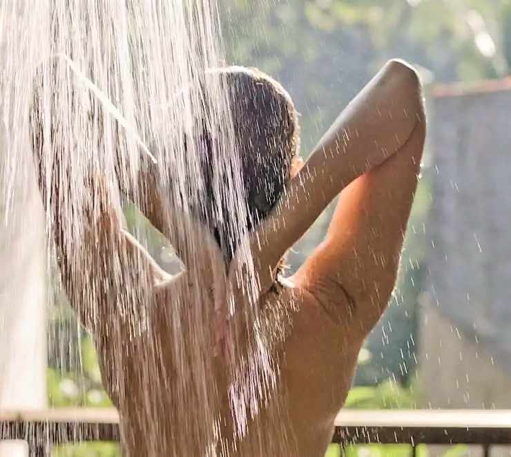 Kakšen gel za prhanje je najboljši pri suhi koži S pravim izdelkom za prhanje se lahko izognete pekoči in zategnjeni koži, ki se zaradi suhosti lušči in srbi. V trgovinah vam je za to na voljo veliko izdelkov, na primer običajni geli za prhanje, kremna mila, pene ali olja za prhanje, pri čemer je glavna razlika med njimi ta, da imajo drugačno osnovo, vlažilne sposobnosti in konsistenco. Za suho kožo je vsekakor najbolje izbrati takšnega, ki ne vsebuje konzervansov in parfumov, pa tudi čim manj tenzidov, ki so namenjeni penjenju, njihov stranski učinek pa je izsuševanje kože.