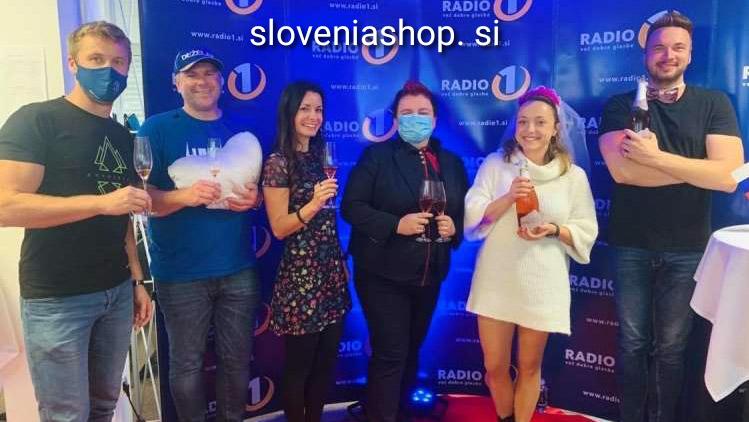 Read more about the article Poročni obred med voditeljema kar na Radiu 1