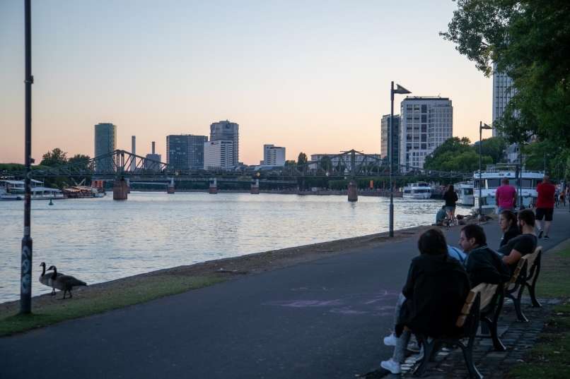 Read more about the article Belgijci se bodo lahko brez maske družili le še s tremi ljudmi