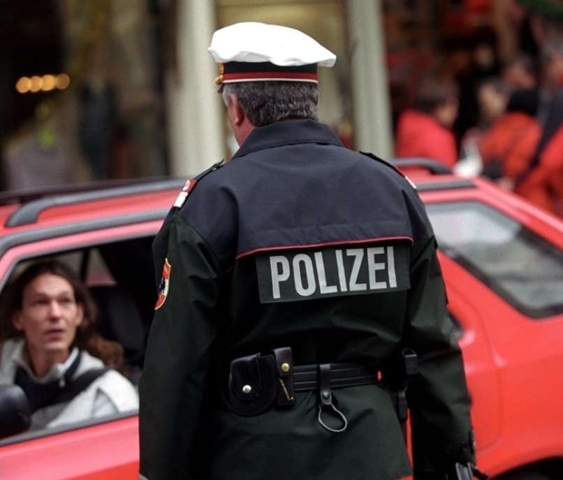 Read more about the article “Lockdown” od torka tudi pri severnih sosedih: uvedli bodo policijsko uro, zaprli lokale in fitnese