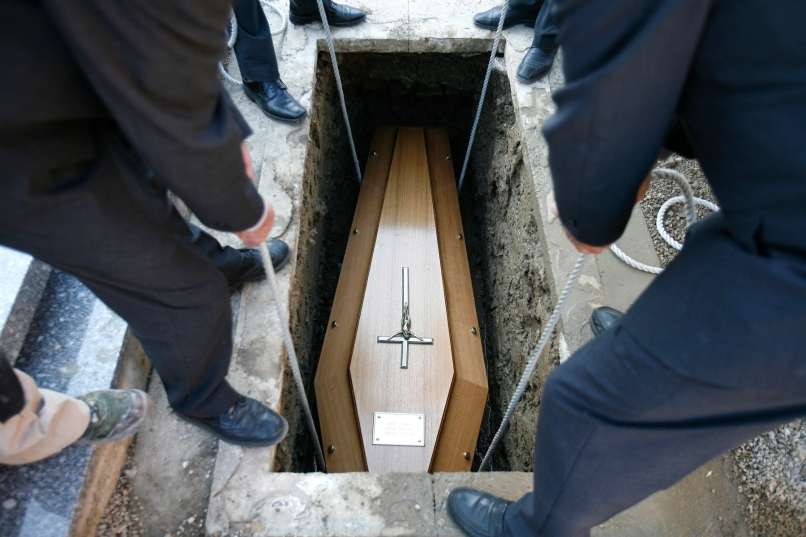 Read more about the article Število smrti za četrtino višje od povprečja v obdobju prvega vala