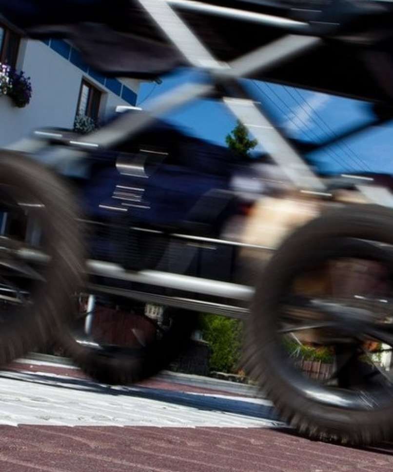 Read more about the article Umrl 5-mesečni otrok, potem ko je voziček “ušel” pred kombi