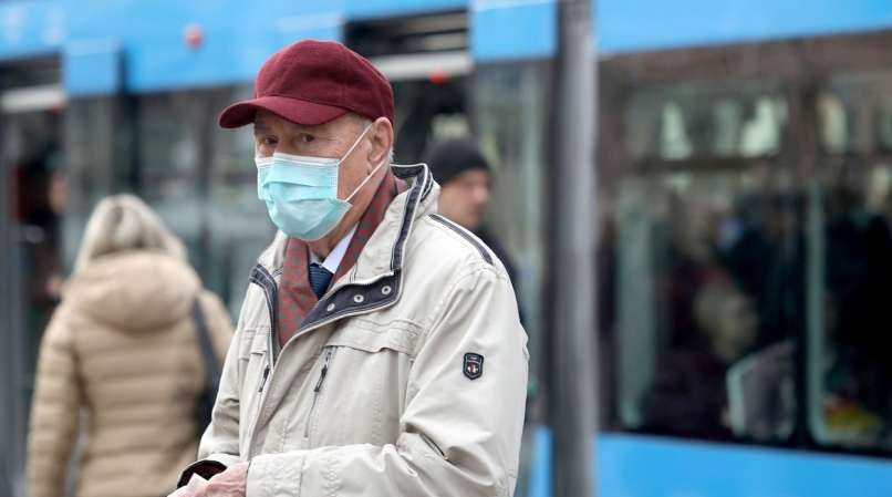 Read more about the article Brez zaščitne maske pri južnih sosedih ? Takšne so kazni