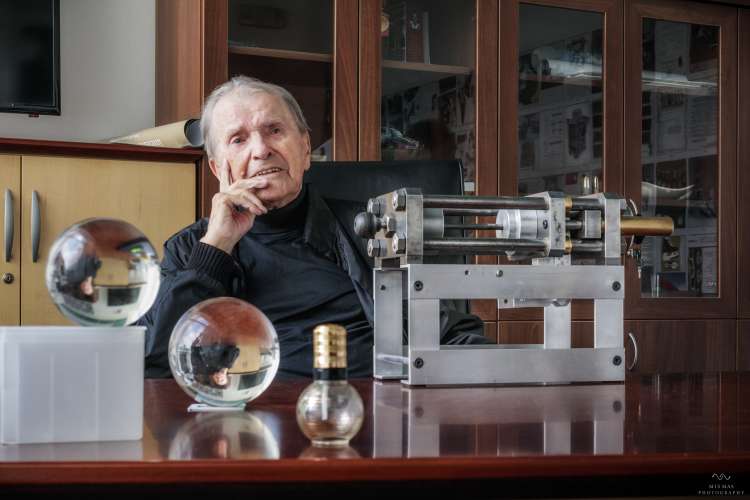 Read more about the article Umrl Slovenec, ki je izumil razpršilec za parfum