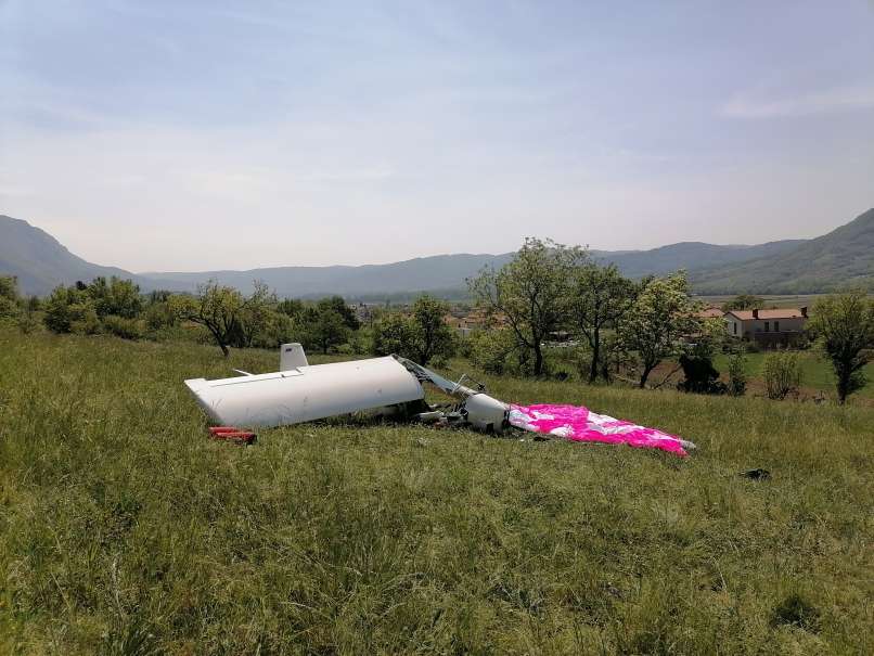 Read more about the article Po tragediji pri Ajdovščini: Padalec čelno trčil letalo in v prostem padu zgrmel na travnik