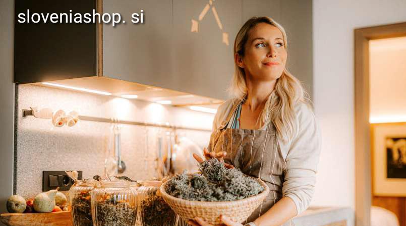 Read more about the article Lepa voditeljica rada nabira zdravilna zelišča