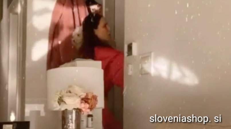 Read more about the article Pevka med prenosom v živo v objektiv ujela potres, pograbila psa in…