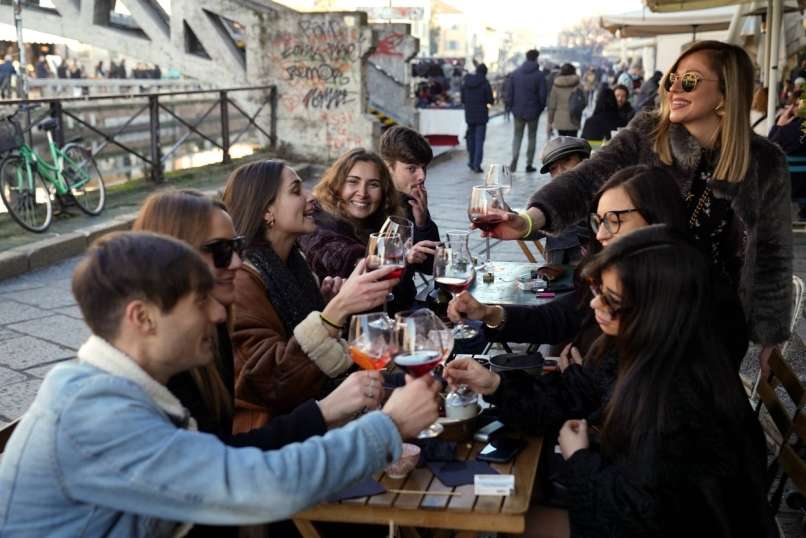 Read more about the article Niso se mogli zadržati. Odprti lokali, na ulicah nepopisna gneča