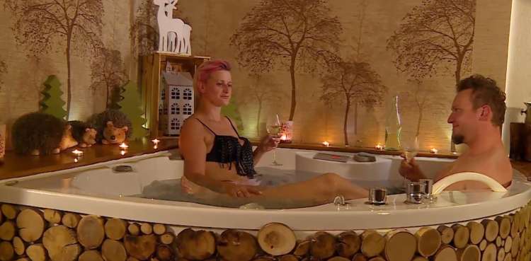 Read more about the article Ljubezen po domače: Kaj se je zgodilo, ko so kamere ugasnile?