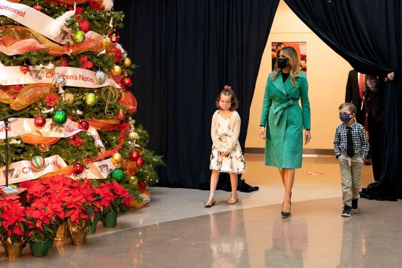 Read more about the article Melania med prebiranjem otroške knjige razjezila Američane
