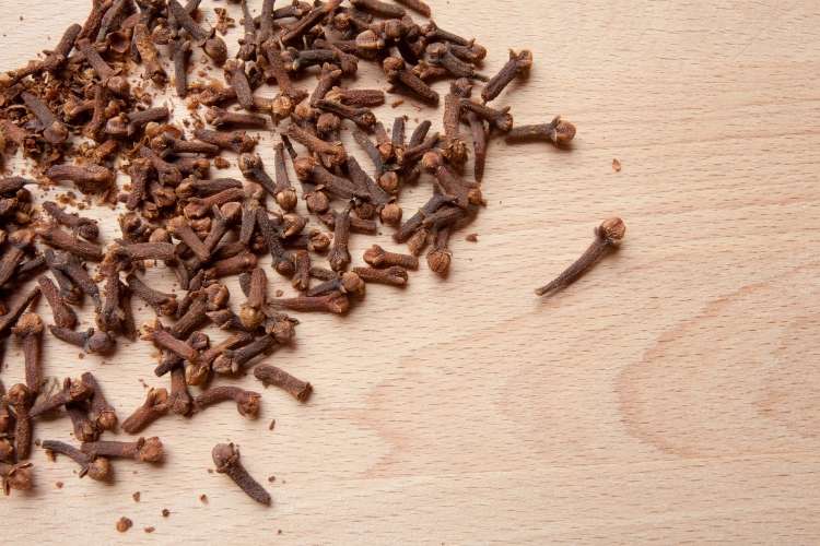 Read more about the article S klinčki odpravimo akne in brazgotine