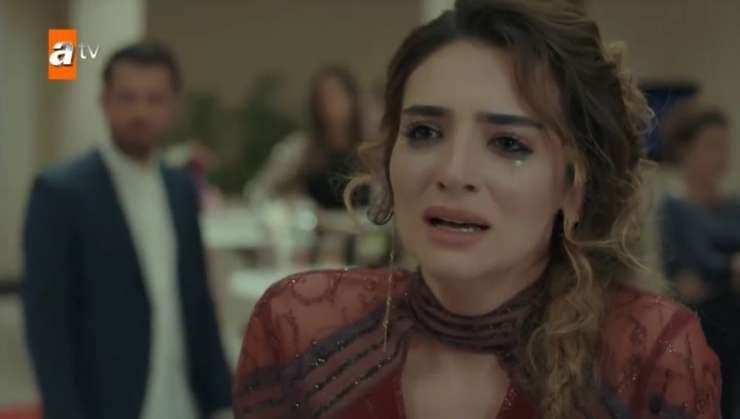 Read more about the article Solze v raju: Igralka tudi v zasebnem življenju razdrla odmevno zaroko ?!