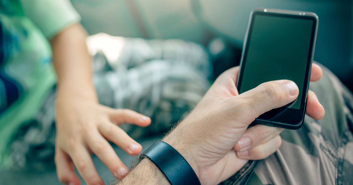 Read more about the article Starši naj ne vohunijo za otroci, saj to lahko vodi do težav v razvoju